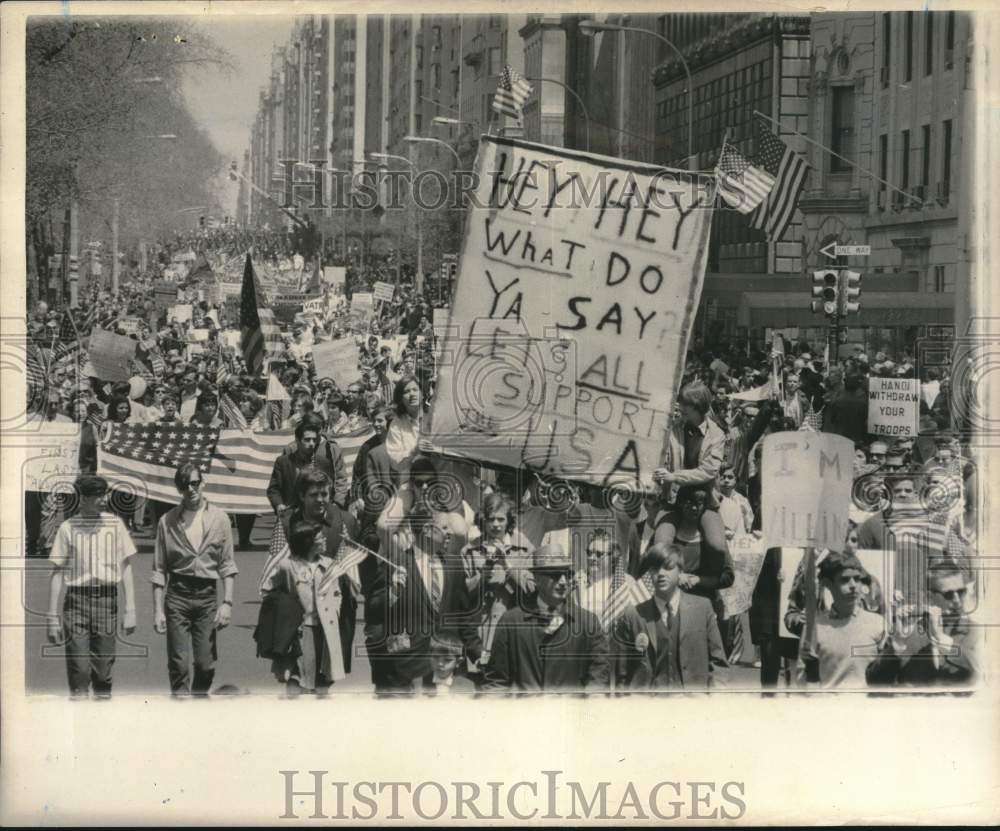 1967 Press Photo Support Our Boys in Vietnam Parade on 5th Avenue in Manhattan - Historic Images