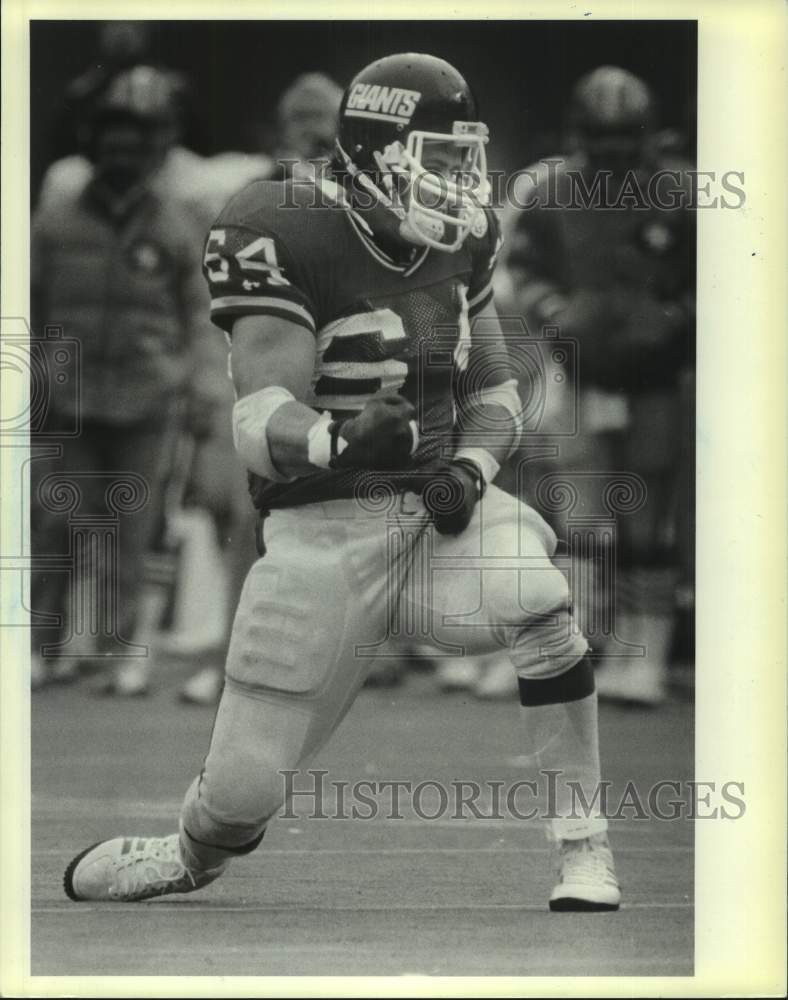 1987 Press Photo New York Giants football player Jim Burt celebrates a big play - Historic Images