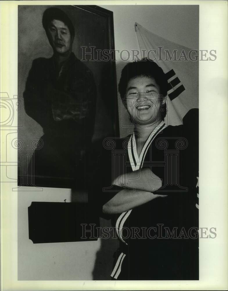 1985 Press Photo Martial artist Robert Kim and portrait of his father- Historic Images