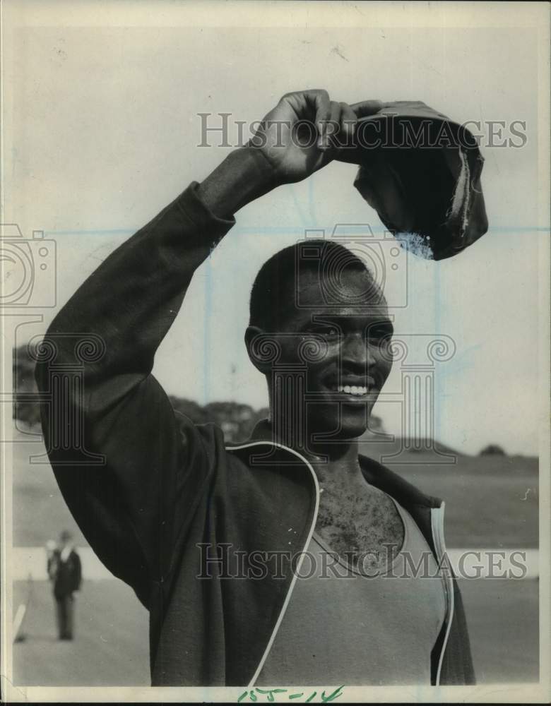 Press Photo Track star Kipchoge Keino of Kenya doffs his hat - sis00455 - Historic Images