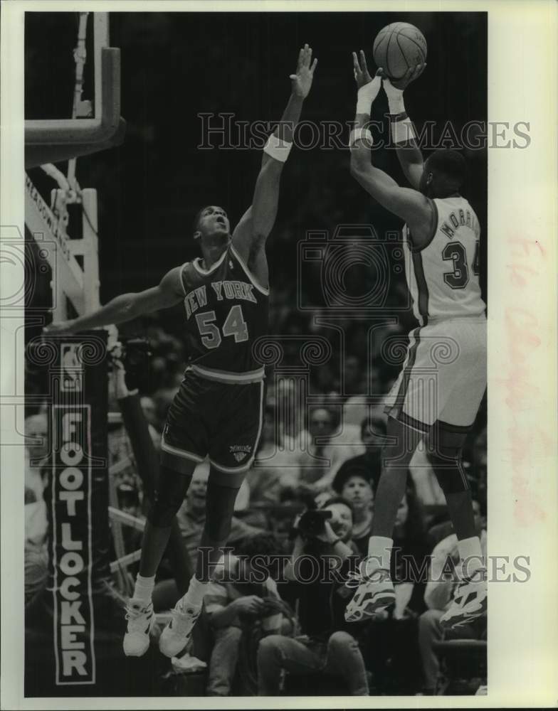 Press Photo New York Knicks basketball player Charles Smith defends a shot - Historic Images