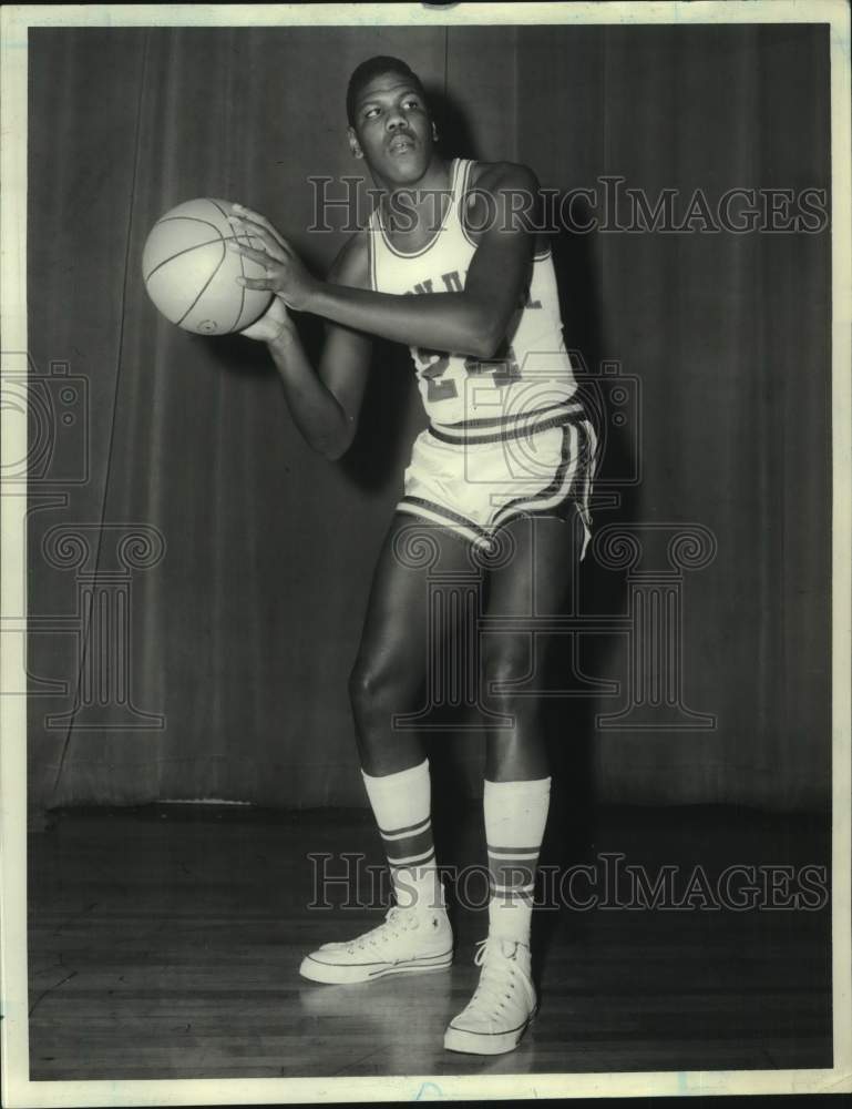 1964 Press Photo Seton Hall college basketball Harry Slaton with ball - Historic Images