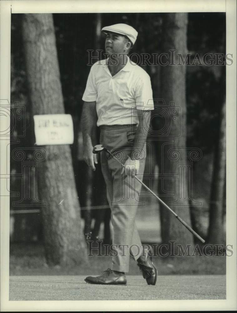 1965 Press Photo Golfer Ken Venturi looks down a fairway - sis00628- Historic Images