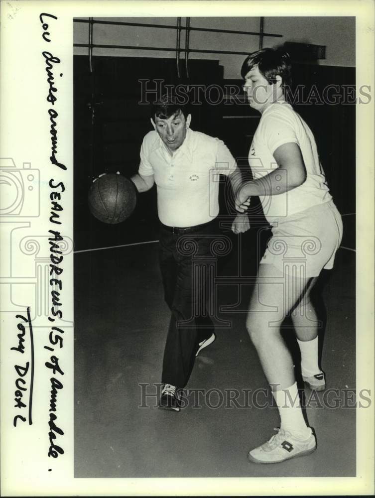 Press Photo St. John&#39;s college basketball coach Lou Carnesecca and Sean Andrews - Historic Images