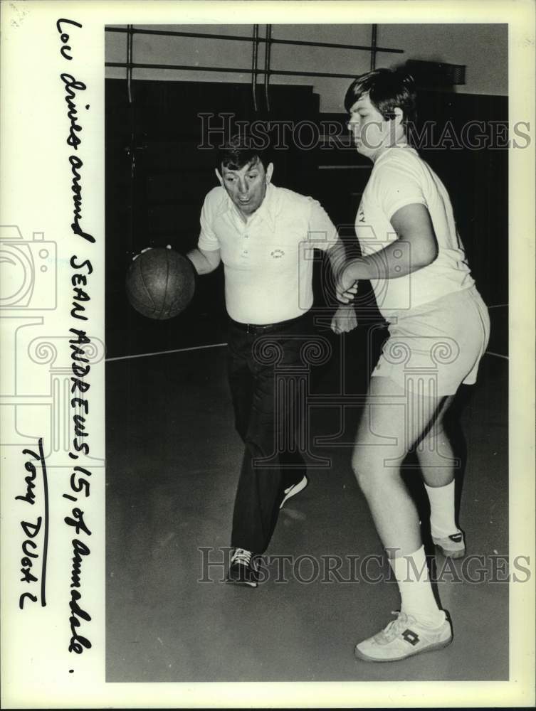 Press Photo St. John's college basketball coach Lou Carnesecca and Sean Andrews - Historic Images