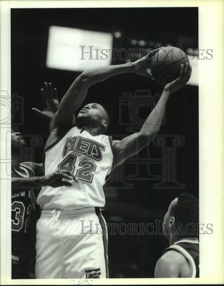 Press Photo New Jersey Nets basketball player P.J. Brown in action - sis00636 - Historic Images