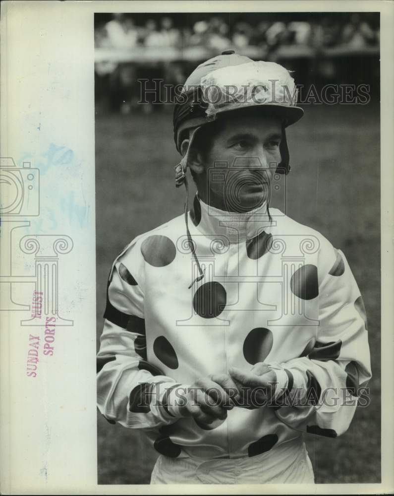 Press Photo Horse racing jockey Willie Shoemaker in silks and helmet - sis00695- Historic Images