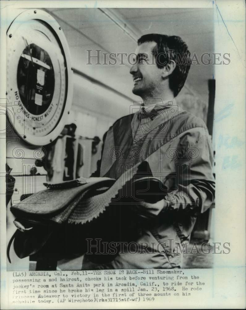 1969 Press Photo Horse racing jockey Willie Shoemaker on the Santa Anita scales- Historic Images