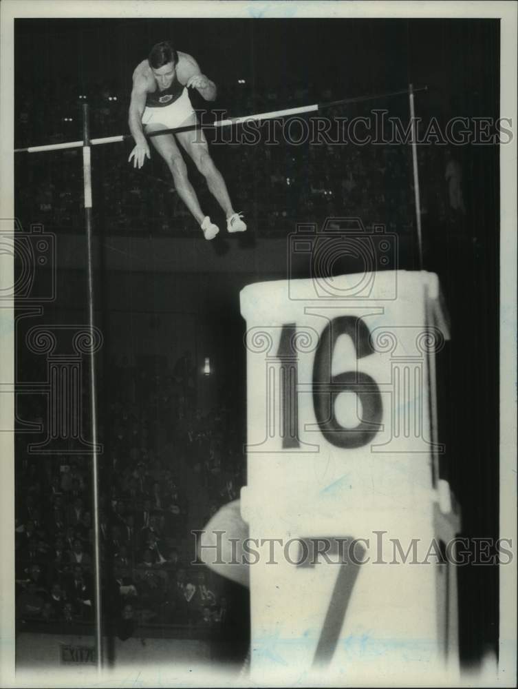 Press Photo Pole vaulter Bob Seagren in action - sis00741- Historic Images