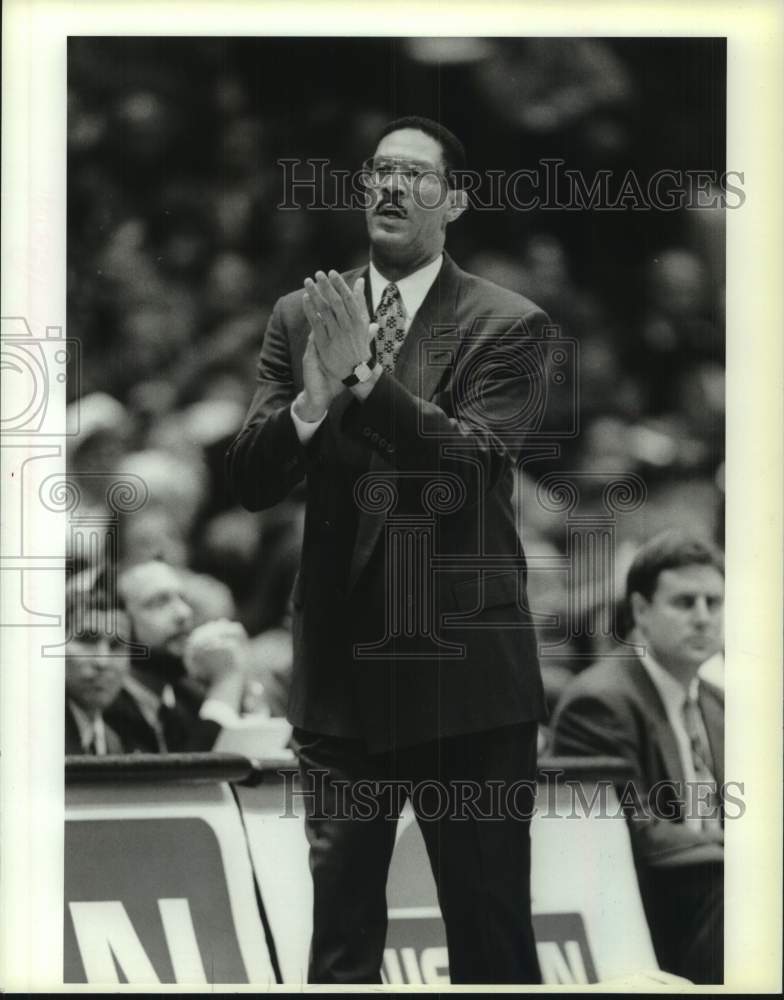 Press Photo New Jersey Nets basketball Butch Beard during a game - Historic Images