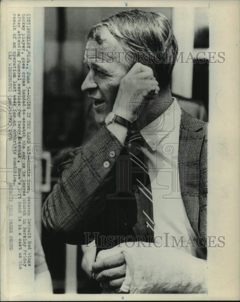 1970 Press Photo Detroit Red Wings hockey player Gordie Howe at funeral - Historic Images
