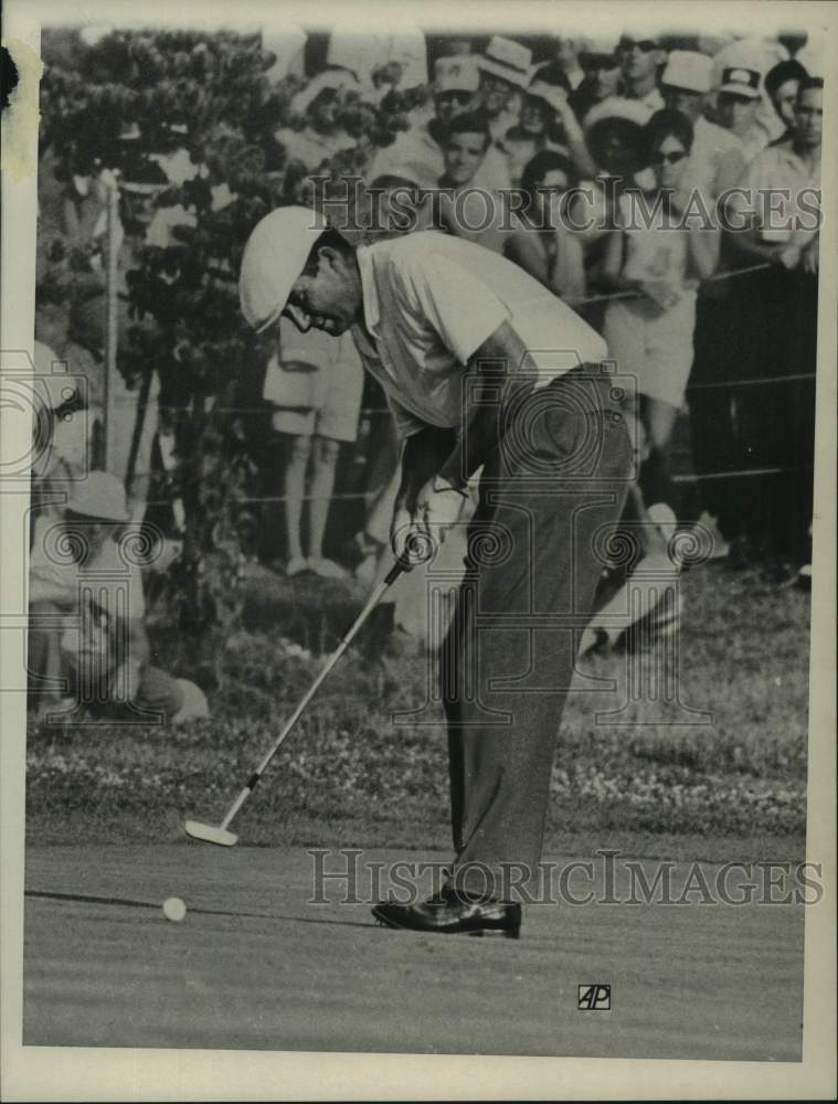 Press Photo Golfer Ken Venturi strokes a putt - sis00817 - Historic Images