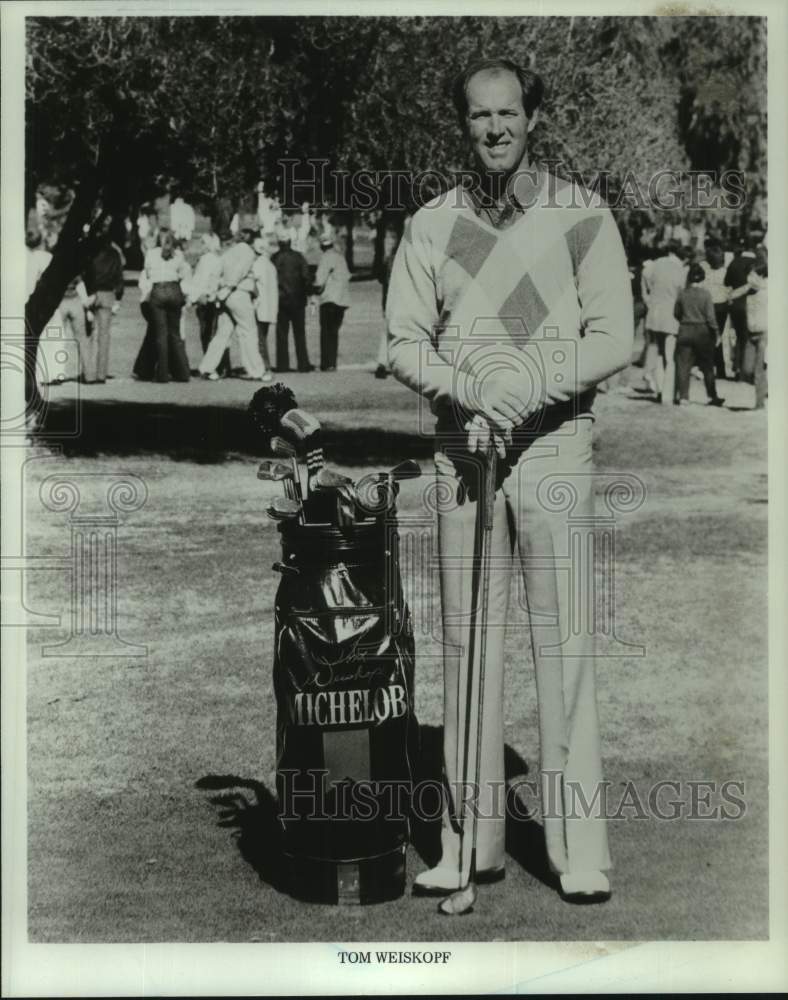 Press Photo Golfer Tom Weiskopf poses with club and bag - sis00846- Historic Images