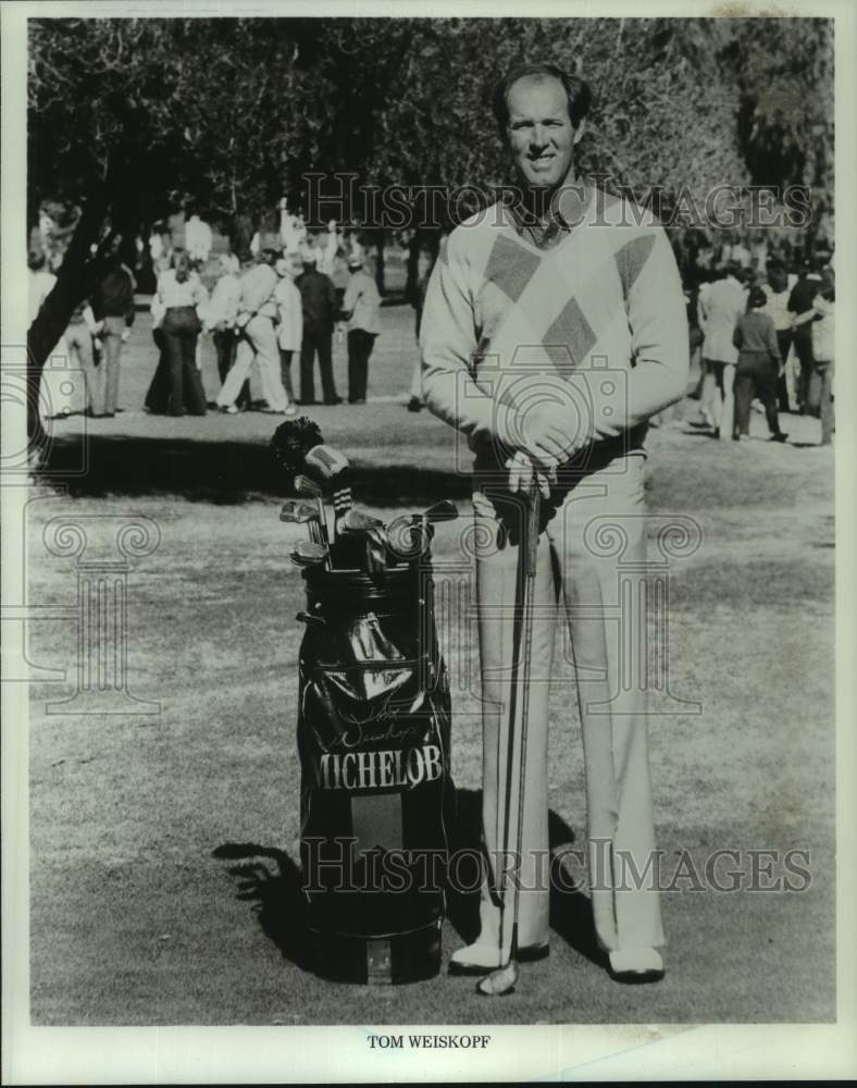 Press Photo Golfer Tom Weiskopf poses with club and bag - sis00846- Historic Images