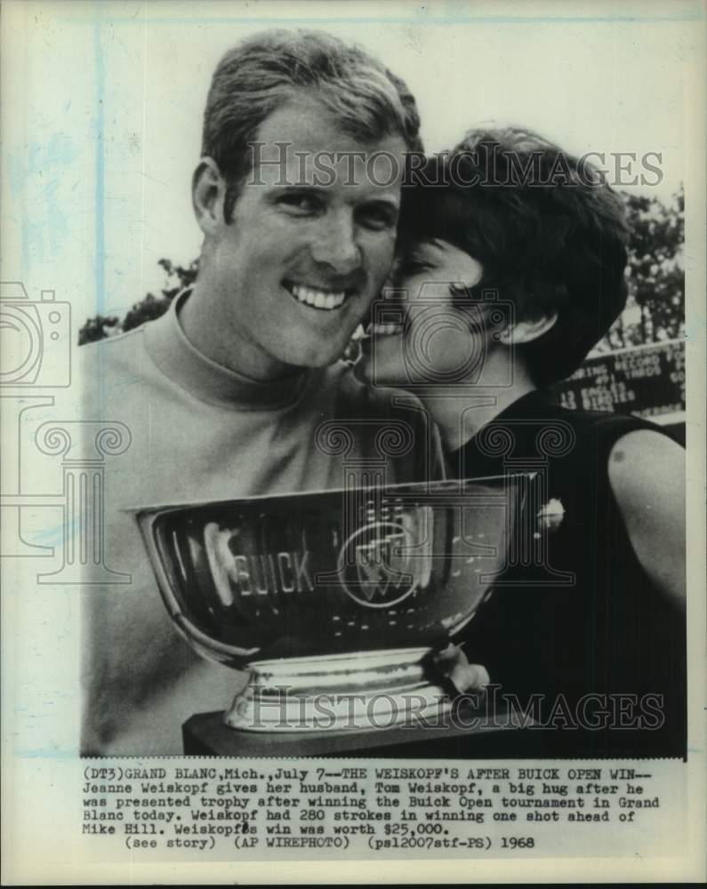 1968 Press Photo Golfer Tom Weiskopf and wife Jeanne after Buick Open victory- Historic Images