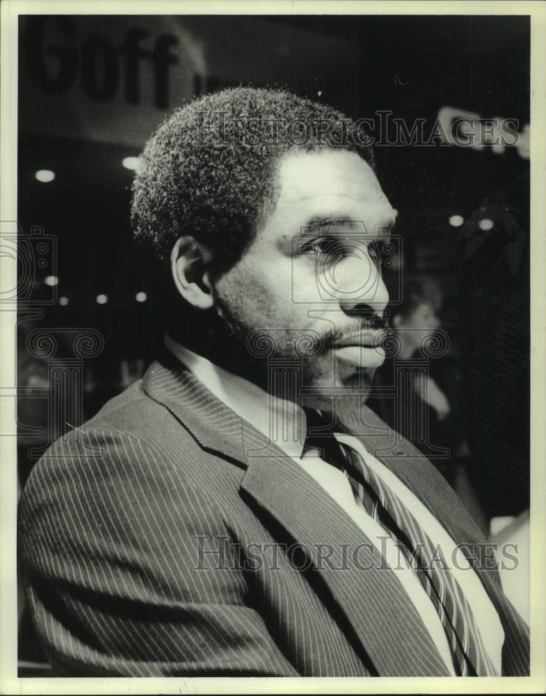 Press Photo New York Yankees baseball player Dave Winfield wears a suit- Historic Images