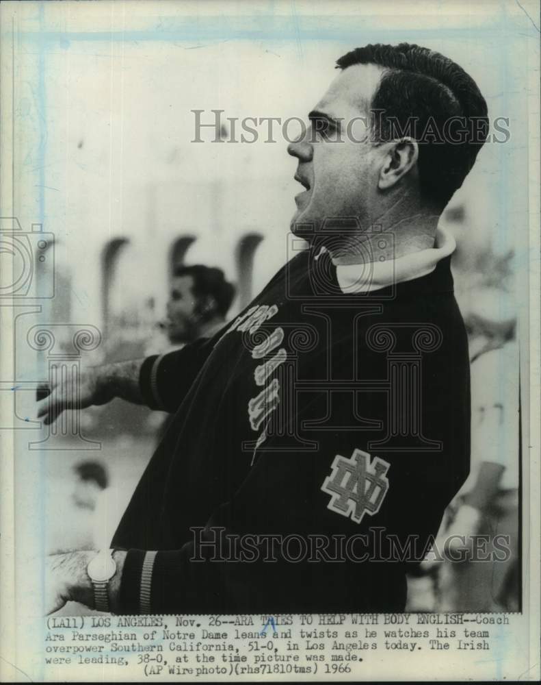 1966 Press Photo Notre Dame college football Ara Parseghian on sideline - Historic Images