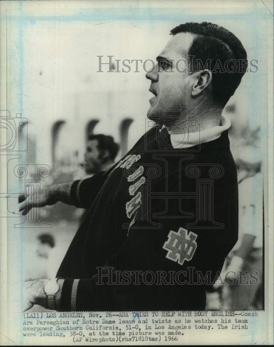 1966 Press Photo Notre Dame college football Ara Parseghian on sideline - Historic Images