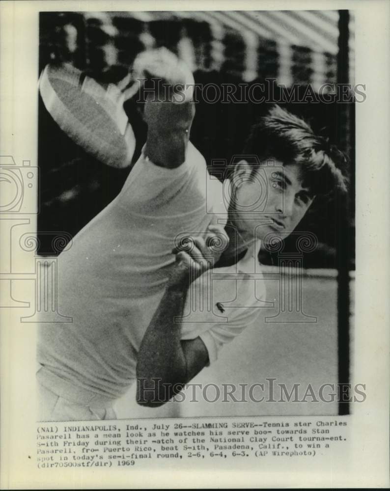 1969 Press Photo Tennis star Charles Pasarell plays the U.S. Clay Courts - Historic Images