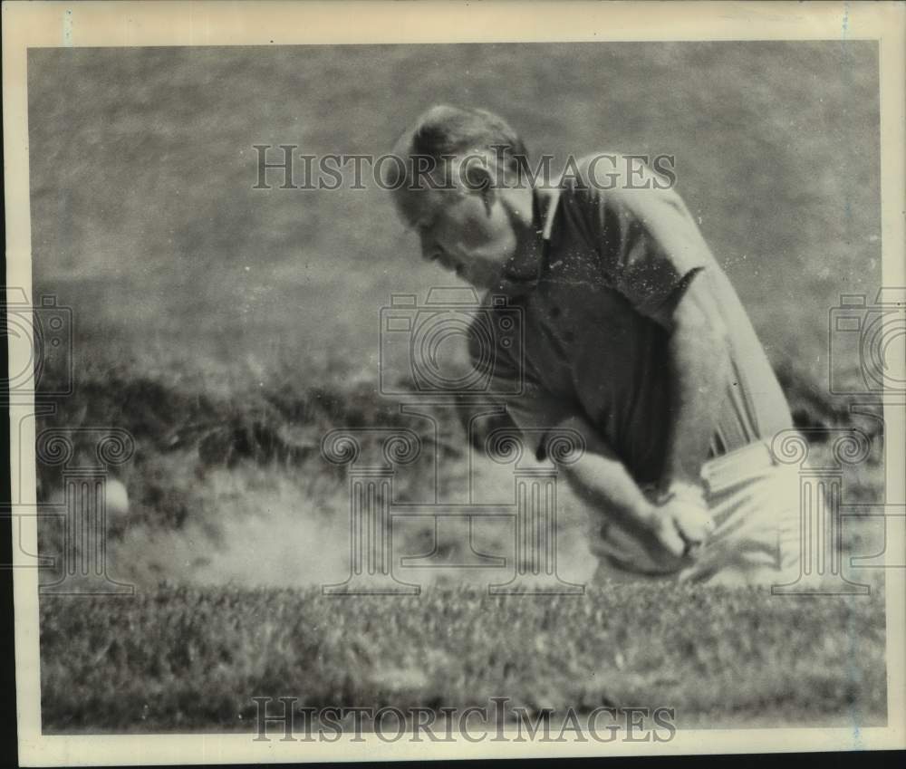 Press Photo Golfer Jack Hill of Richmond County hits from the sand - sis00984 - Historic Images