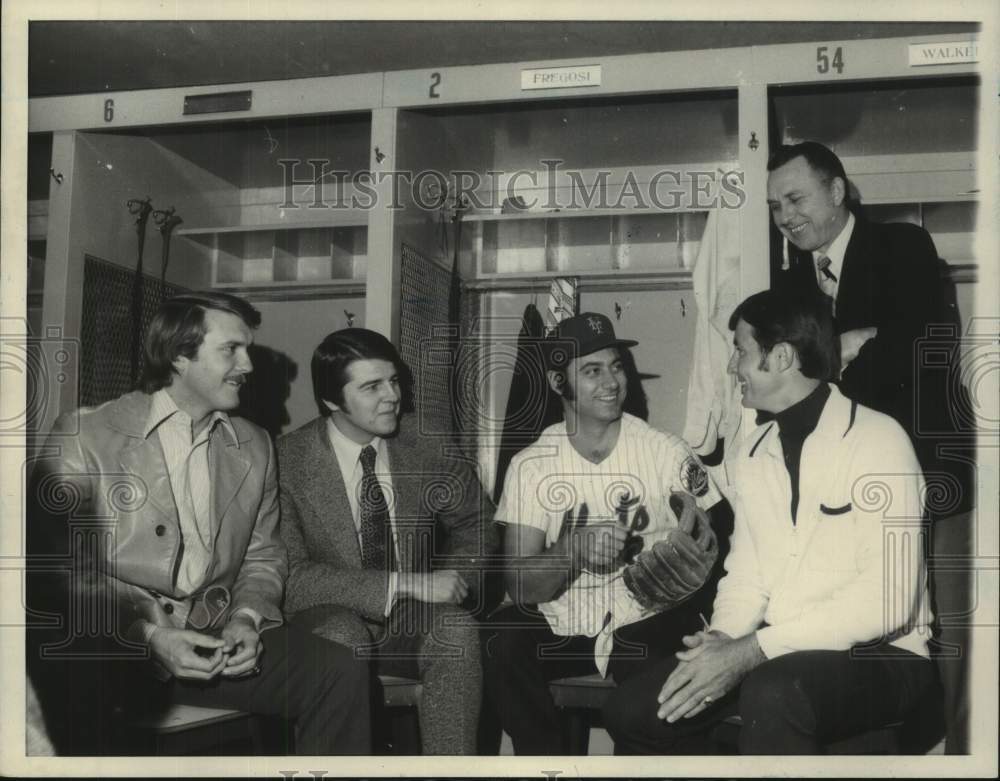 Press Photo New York Mets baseball player Jim Fregosi and men at his locker- Historic Images