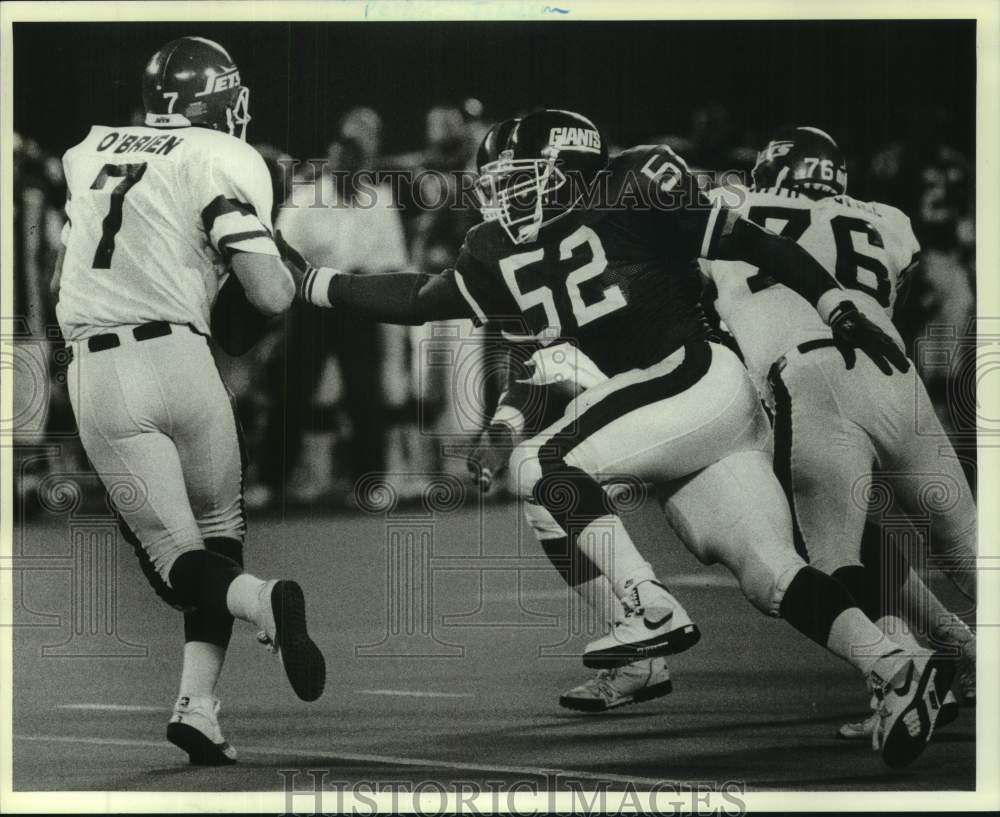 Press Photo New York Giants football player Pepper Johnson pressures Ken O&#39;Brien- Historic Images