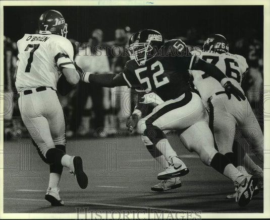 Press Photo New York Giants football player Pepper Johnson pressures Ken O'Brien- Historic Images
