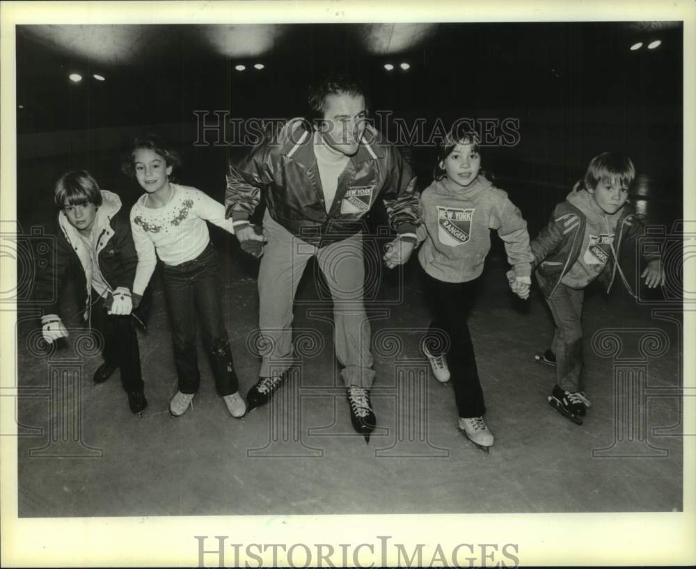 1983 Press Photo New York Rangers hockey player Rod Gilbert and children - Historic Images