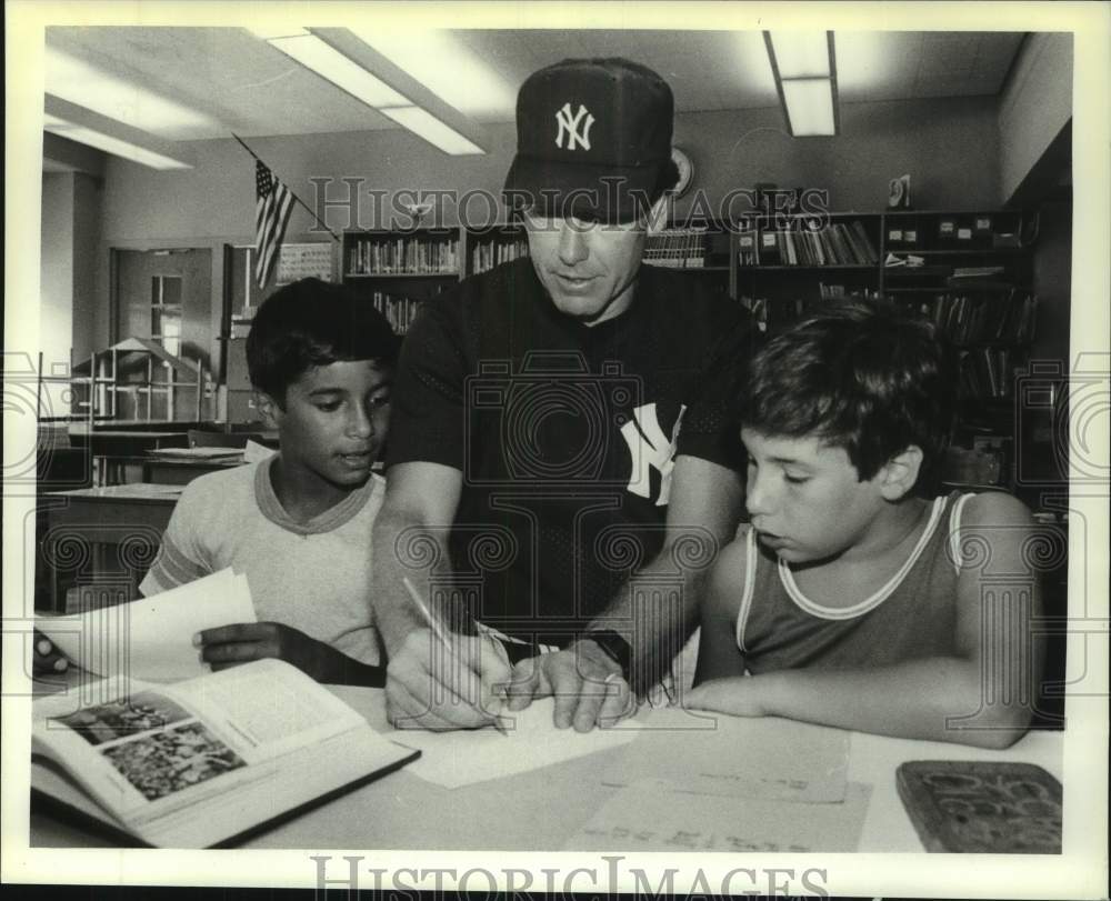 1988 Press Photo Yankees baseball Jeff Torborg with PS-52 students- Historic Images