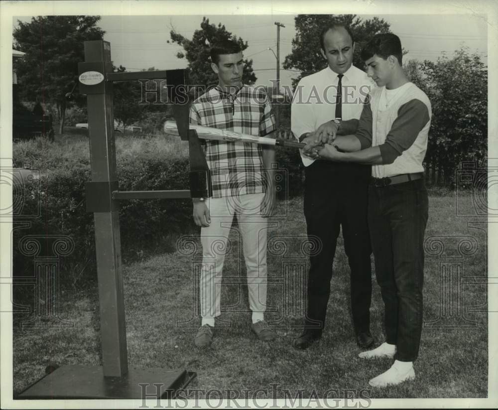 1967 Press Photo Stanley Charzewski, Frank Torre, Danny Yaccarino with bat - Historic Images