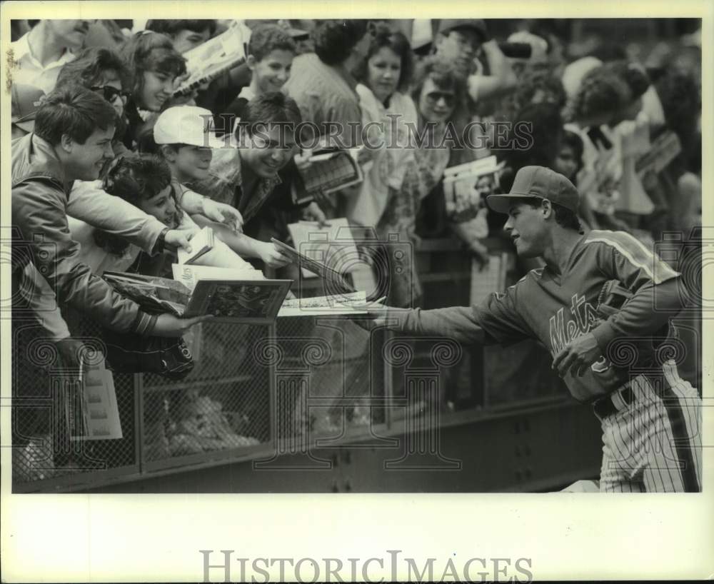 1989 Press Photo New York Mets baseball player Greg Jefferies and fans - Historic Images