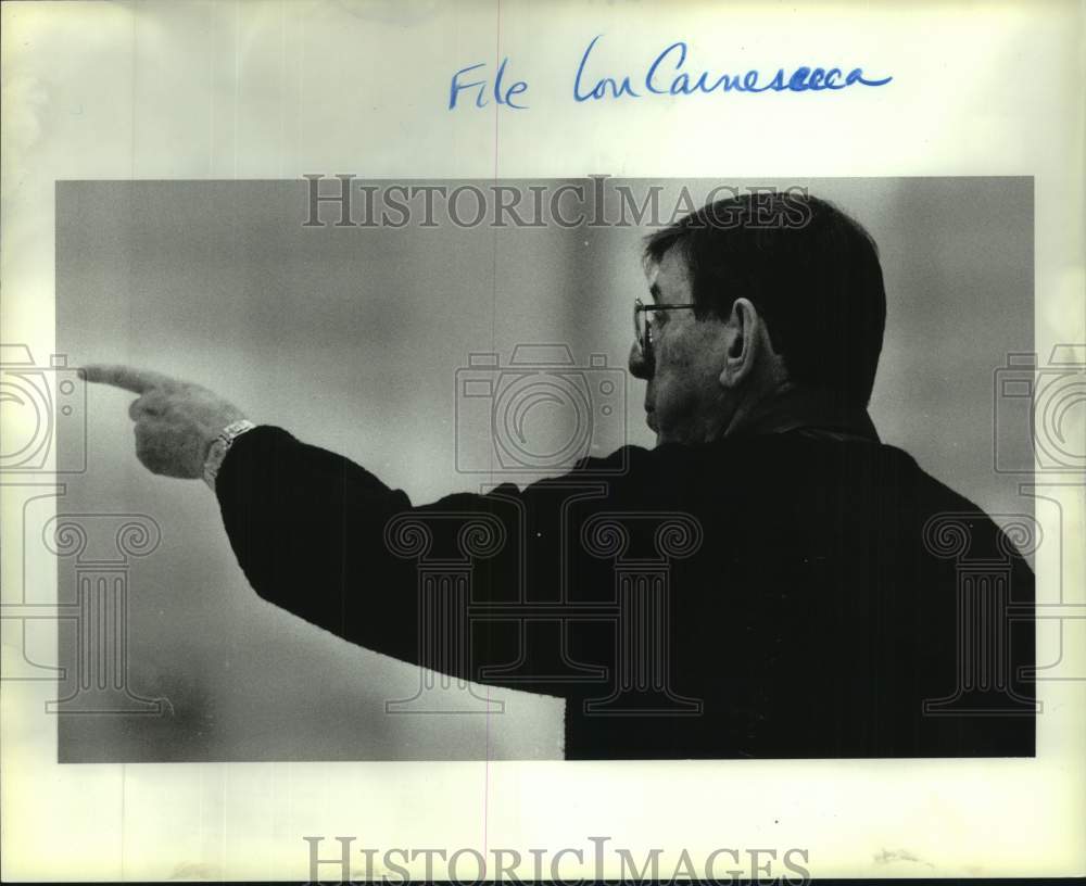 1990 Press Photo St. John's basketball coach Lou Carnesecca and players- Historic Images