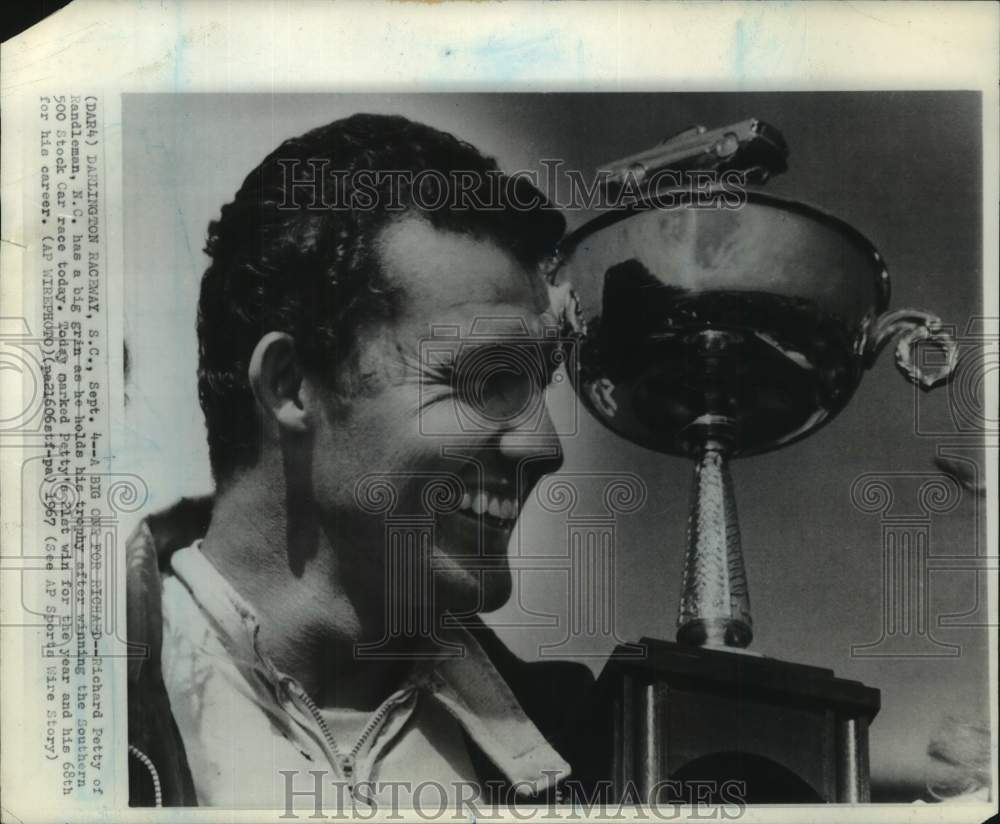 1967 Press Photo Race driver Richard Petty with the Southern 500 trophy- Historic Images