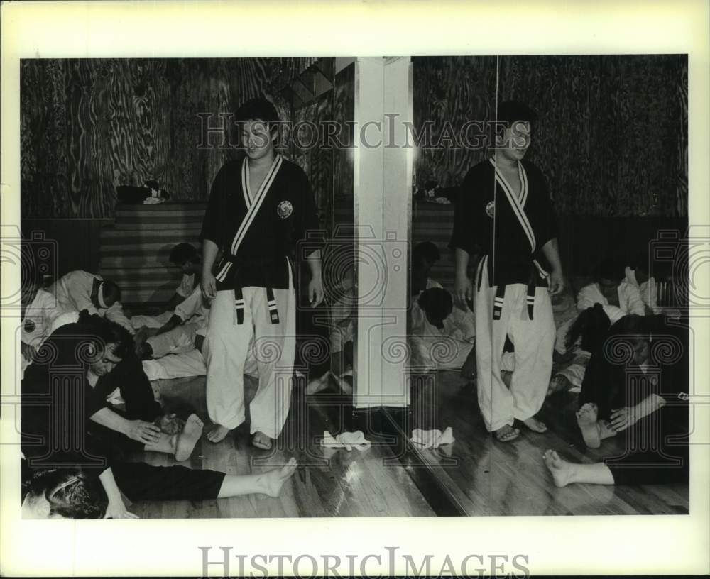 1985 Press Photo Martial artist Robert Kim and students - sis01180 - Historic Images