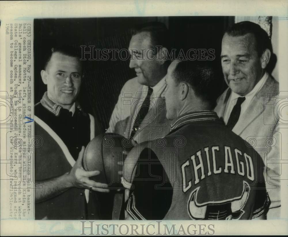 1968 Press Photo Chicago Bulls Dick Motta and GM Dick Klein - sis01190 - Historic Images