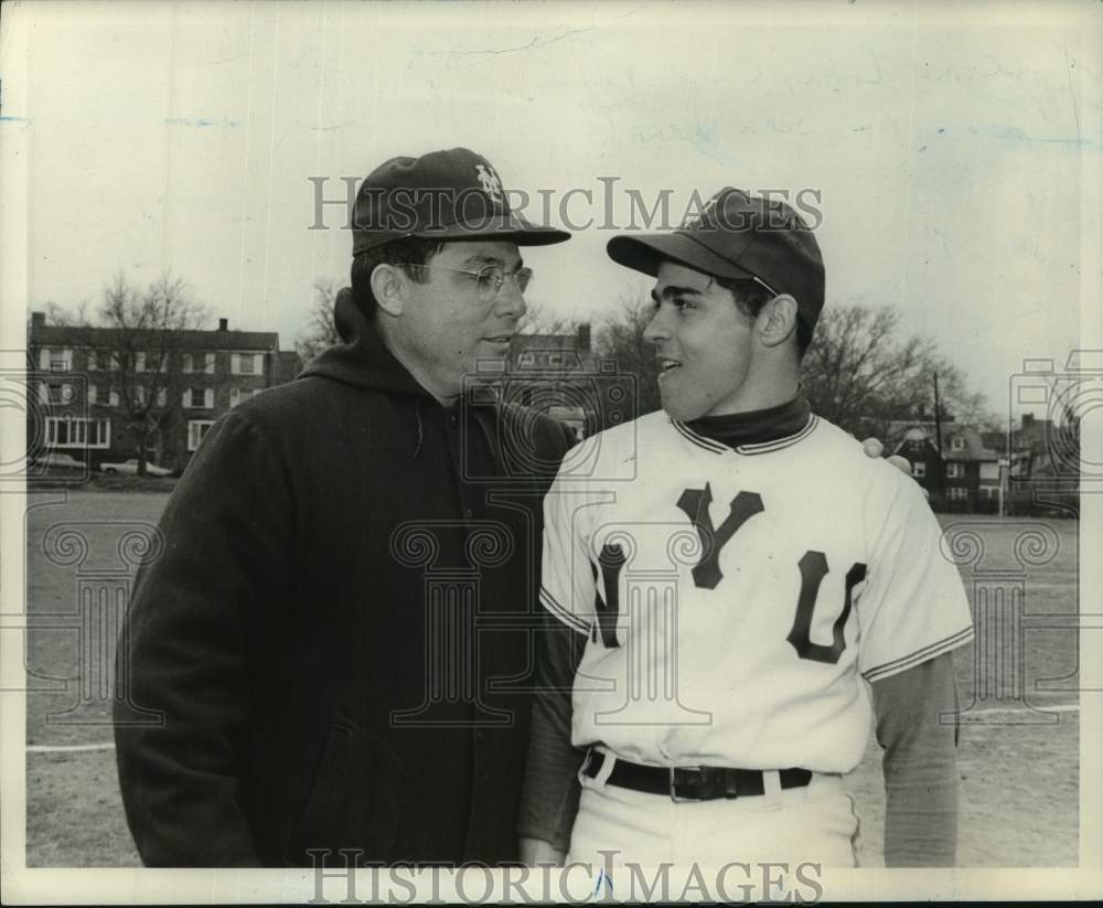 1971 Press Photo NYU baseball player John Currado, Larry Geraciuti - sis01196 - Historic Images