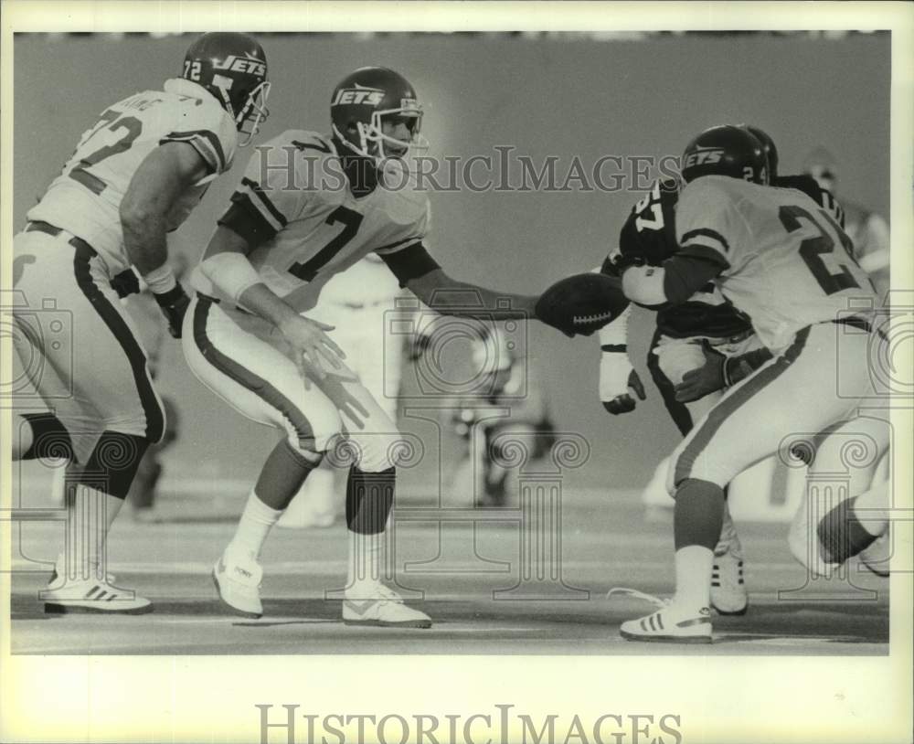 Press Photo New York Jets football player Ken O&#39;Brien and team in action - Historic Images