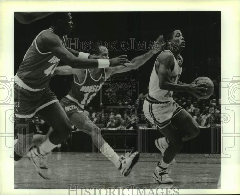 1989 Press Photo New York Knicks basketball player Rod Strickland vs. Houston - Historic Images