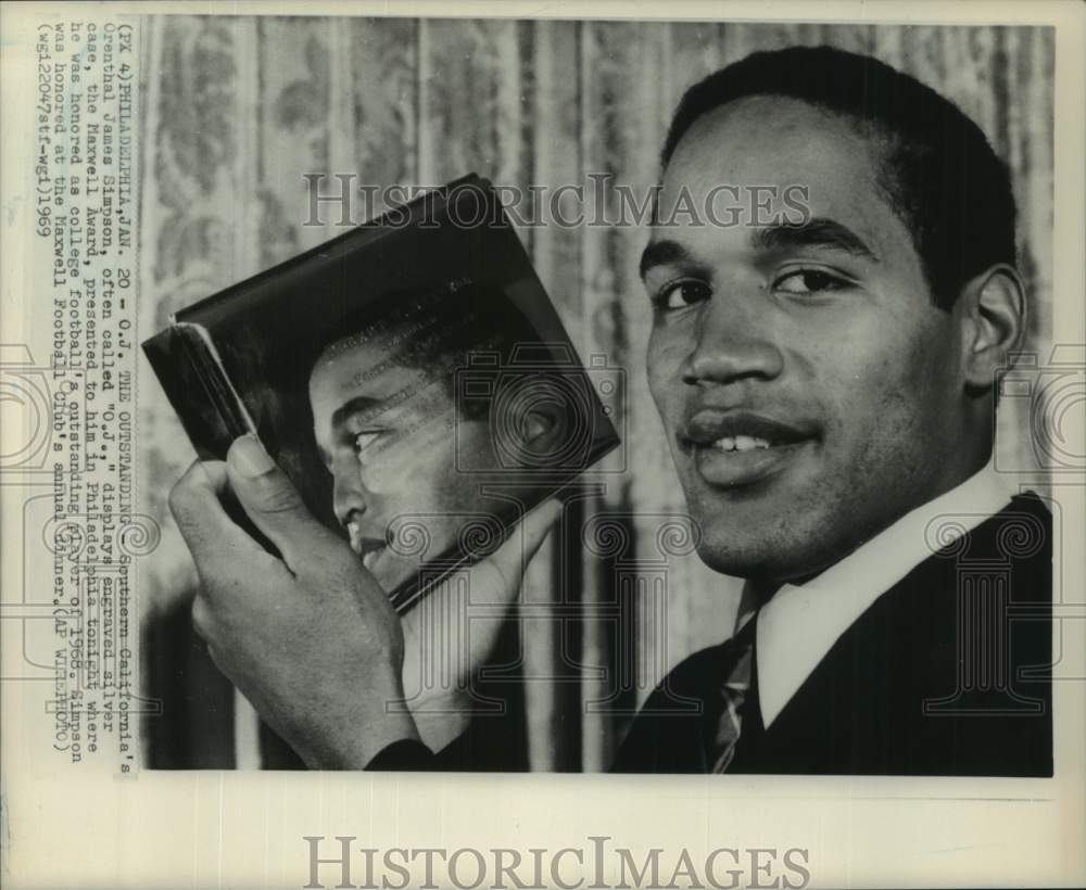 1969 Press Photo Football player O.J. Simpson with the Maxwell Award - Historic Images