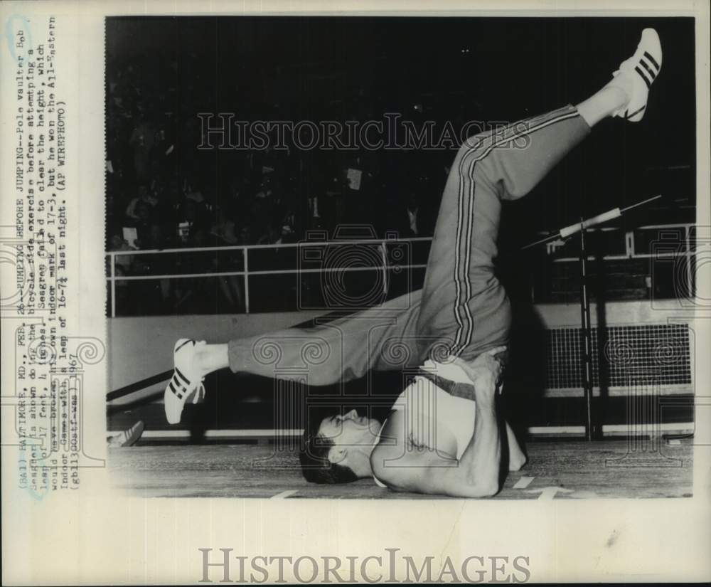 1967 Press Photo Pole vaulter Bob Seagren stretches in Baltimore - sis01389 - Historic Images