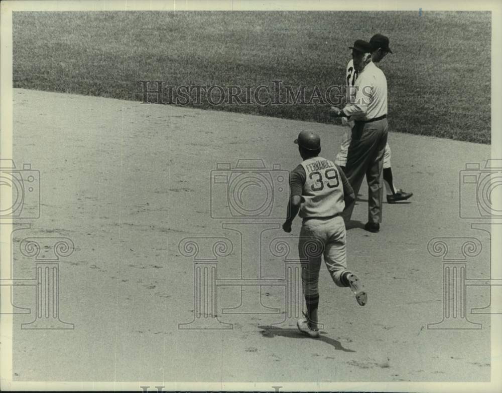 Press Photo Oakland Athletics baseball player Frank Fernandez in home run trot - Historic Images