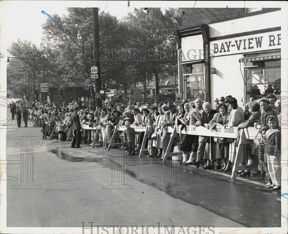 1974 Press Photo Parade Attendees at Bay Street Barricade in Tompkinsville- Historic Images