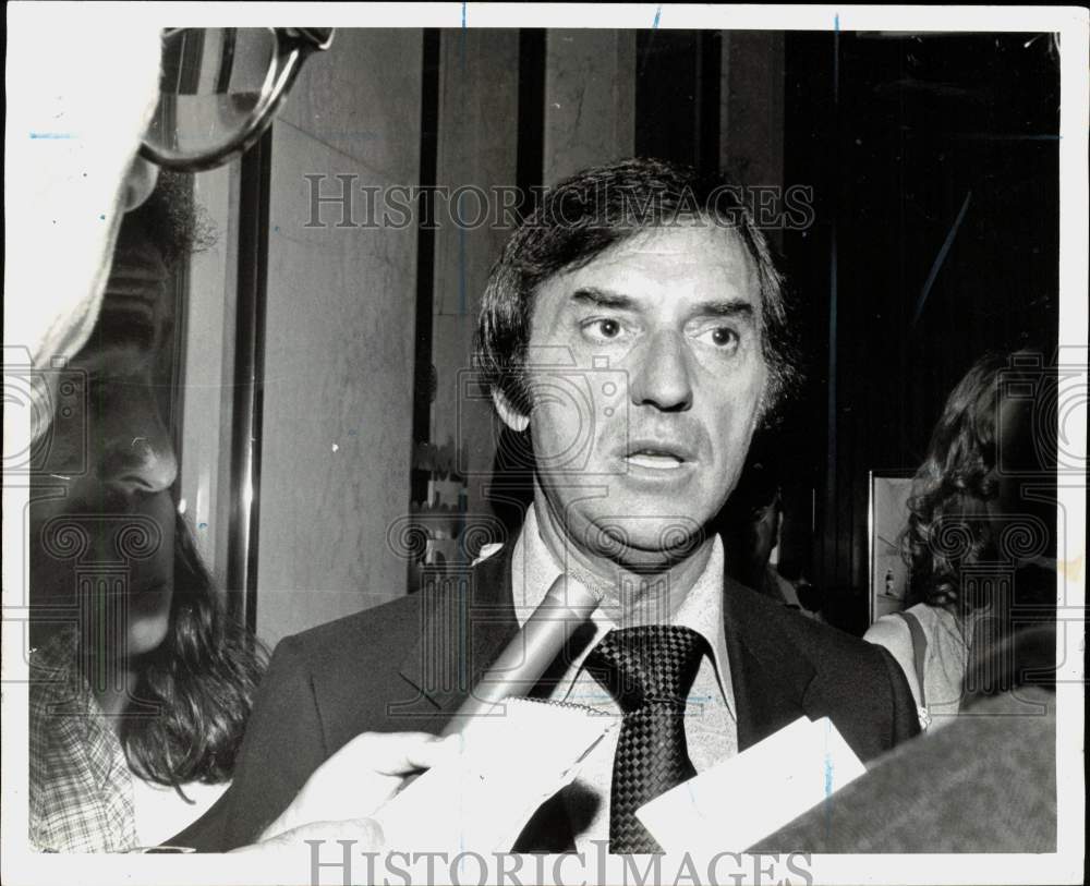 1974 Press Photo Doctor Leon Nadrowski of Wyckoff Hospital in Brooklyn- Historic Images