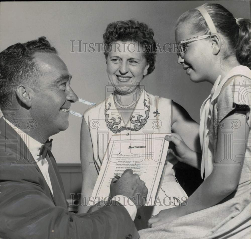 1960 Press Photo John King with Cystic Fibrosis Patients Helen and Susan Clement - Historic Images