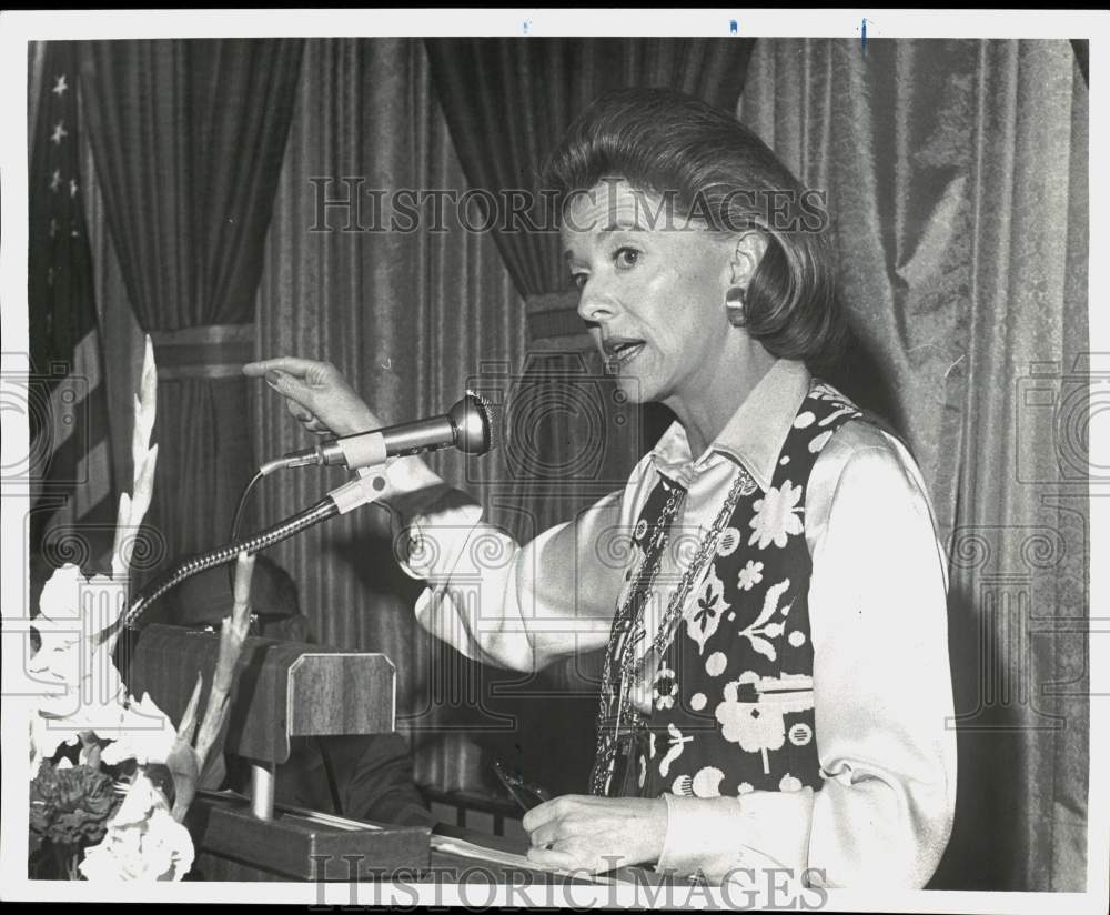 Press Photo Women of Achievement Speaker at Event - sis02780 - Historic Images