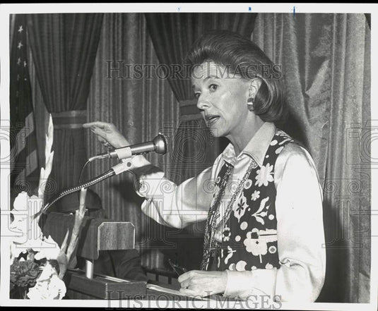 Press Photo Women of Achievement Speaker at Event - sis02780 - Historic Images
