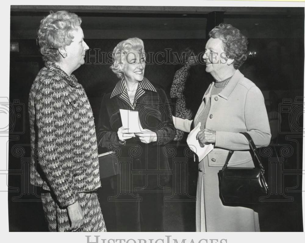 1974 Press Photo Dorothy V. Smith at Class Reunion with Atendees - sis02807 - Historic Images