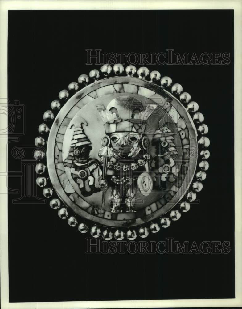 1994 Press Photo Detailed Ornament of Gold and Turquoise Warrior in Museum - Historic Images