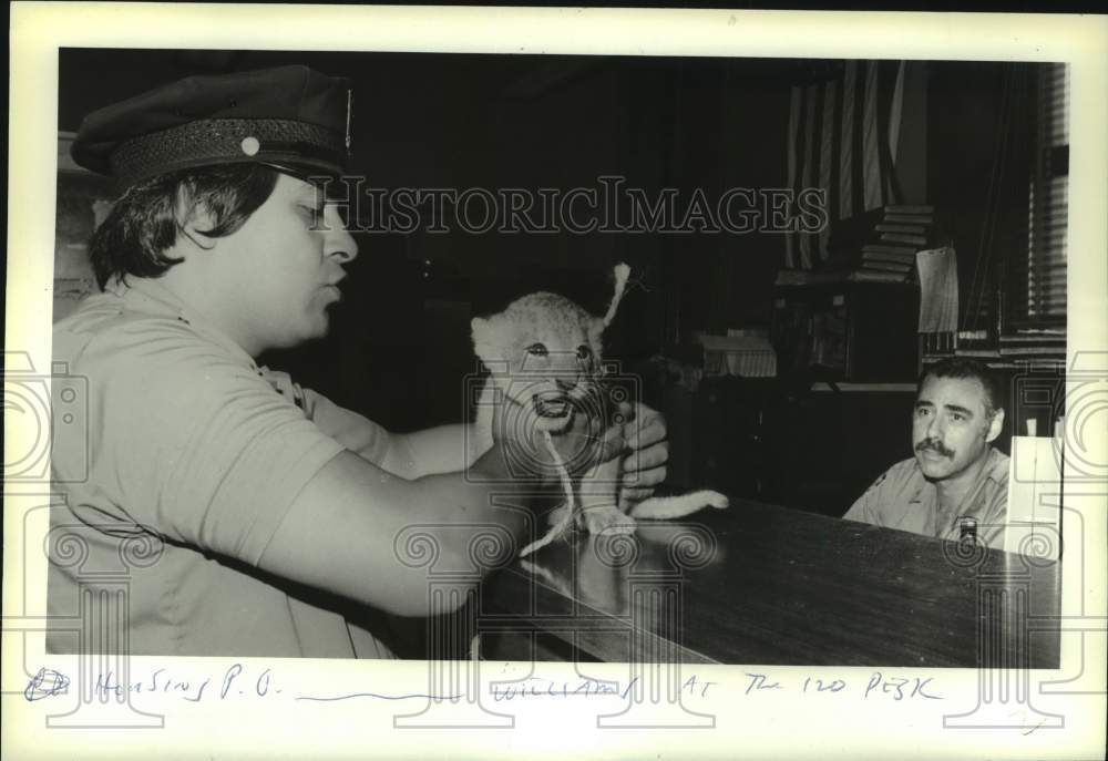 1986 Press Photo Housing Police Officer Richard Williams comforts a lion cub - Historic Images