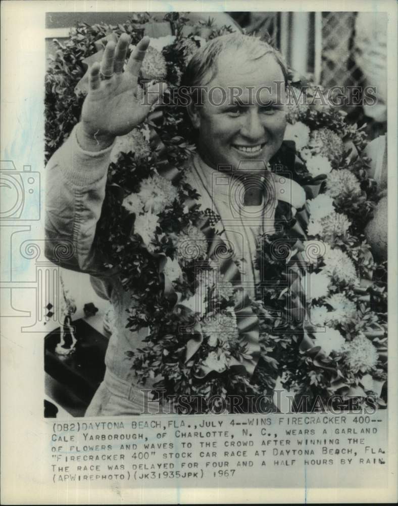 1967 Press Photo Cale Yarborough, Race Car Driver, Wins &quot;Firecracker 400&quot; - Historic Images